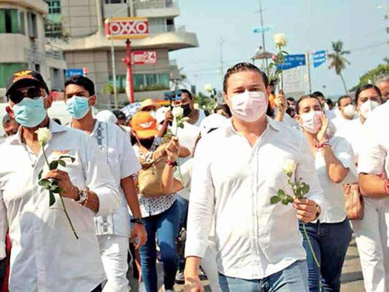 Marchan por la paz en el puerto de Acapulco; sociedad civil y partidos políticos se unen
