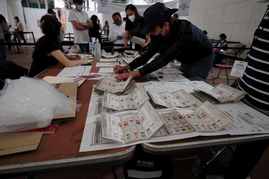 Iniciativa de reforma electoral incluirá el voto en el exterior: AMLO