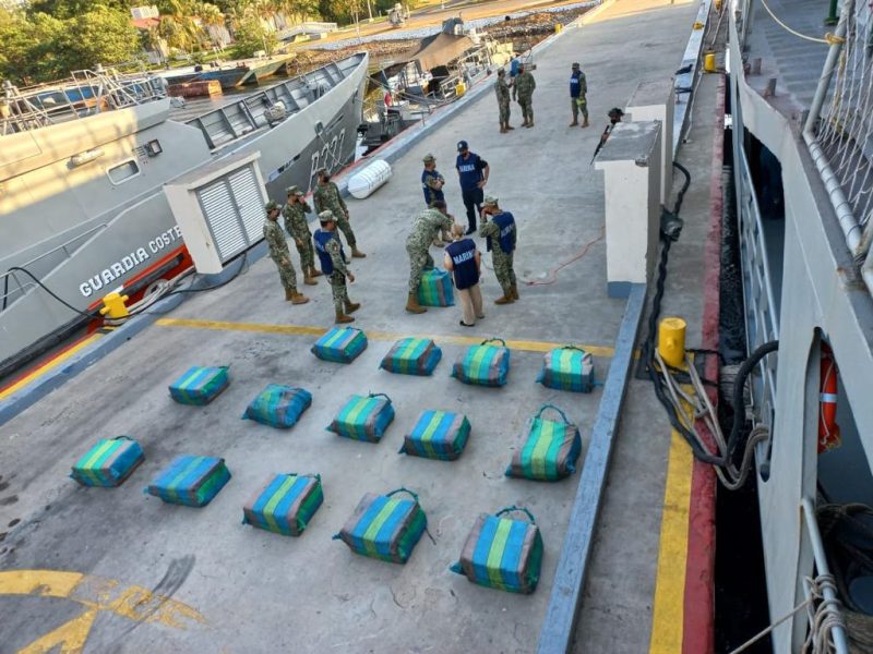 SEMAR aseguró más de 700 kilos de cocaína y una embarcación en Costas de Chiapas