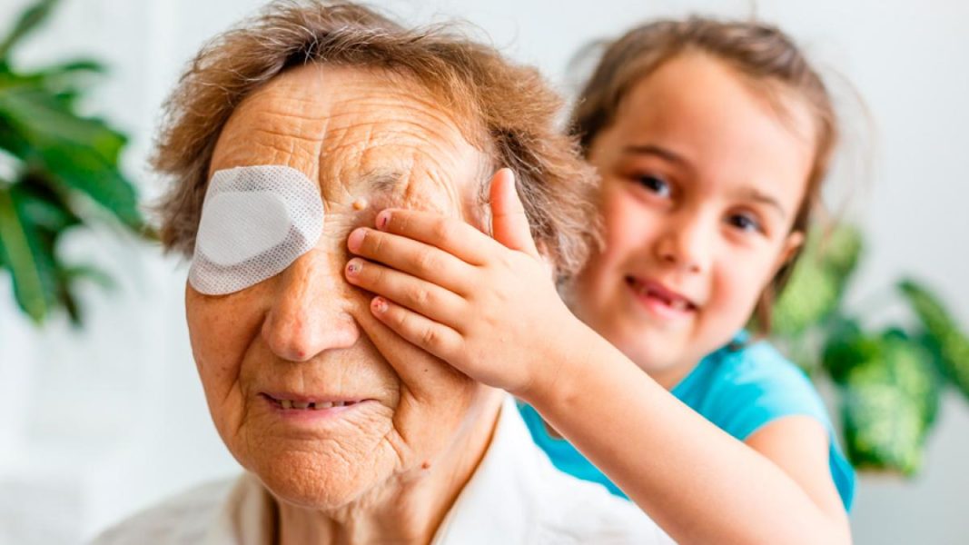 PRACTICAN CIRUGÍAS DE OJOS A ABUELITOS