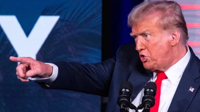 Grupo afín a Donald Trump desafía legalmente políticas de inclusión de EU