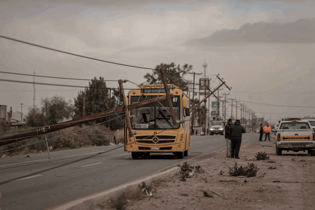 VIENTOS HURACANADOS PROVOCAN CAÍDA DE MÁS DE DIEZ POSTES DE LA CFE EN MEXICALI