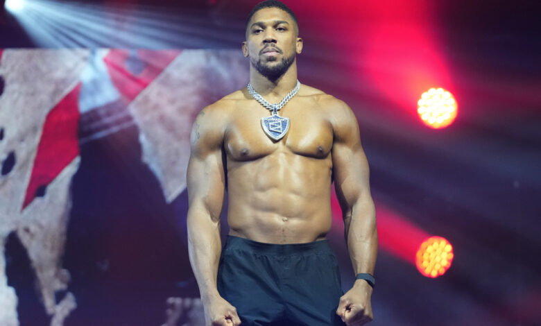 Anthony Joshua rinde homenaje a sus amigos fallecidos en accidente de coche en Nigeria
