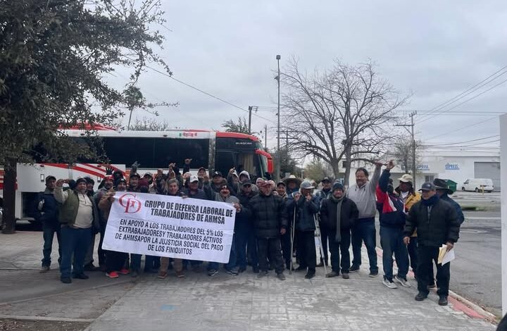 Instalan extrabajadores de Ahmsa plantón indefinido en el Zócalo